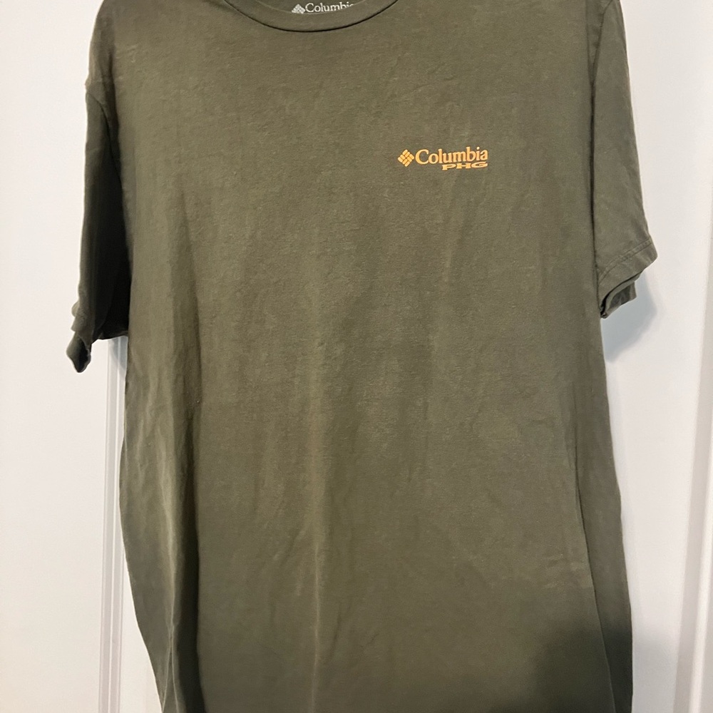 Columbia Men's Olive Green T-Shirt size large